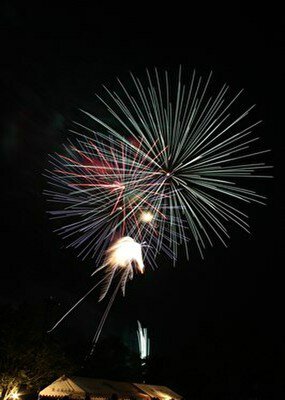 広場に打ち上がる色鮮やかな大輪の花火