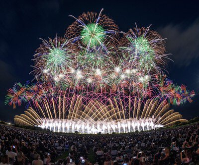 緻密に構成された多層的な花火演出