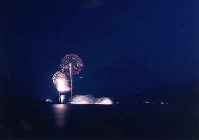 湖面に映る花火が幻想的な光景を演出