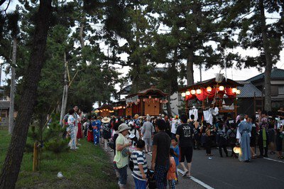 通りを埋め尽くす人々と祭りの灯