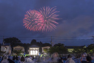 夕暮れ空を彩る赤い光の共演