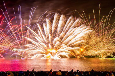 夜空と海を包み込む華やかな水上花火