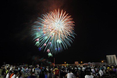 観客の目前に広がる色鮮やかな花火ショー