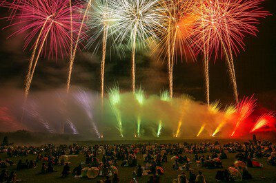 河川敷を埋める観客と夜空を彩る花火の競演
