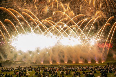 夜空一面に広がる金色のワイドスターマイン