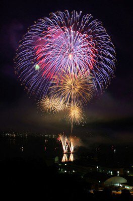 瀬戸内の夜空と海面を彩る色とりどりの花火