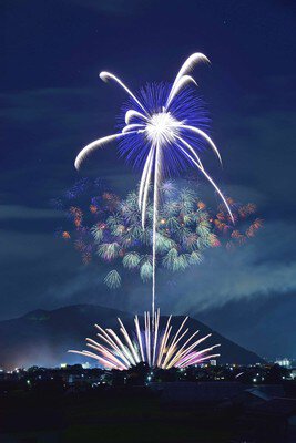 夜空を彩る色とりどりのスターマイン