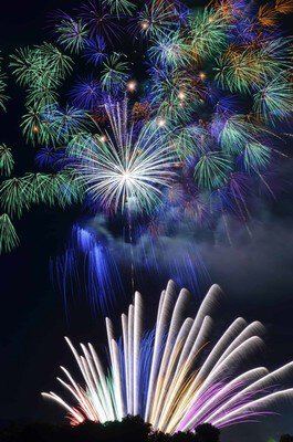 花火と山並みが織りなす幻想的な夜景