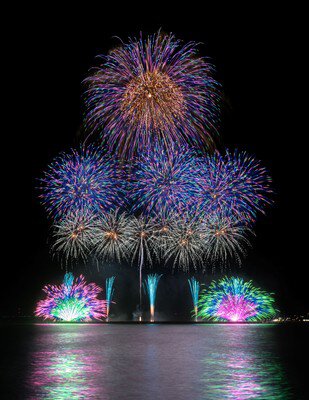 鮮やかなグラデーション花火が夜空に咲く