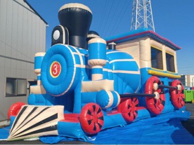 子どもに人気の列車型ふわふわ遊具
