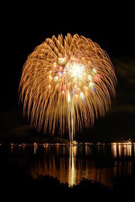 川面に映り込む大輪の花火が幻想的
