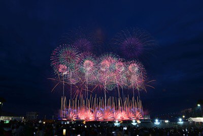 観客の熱気と共に舞い上がる光