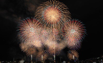 夜空に浮かぶ黄金の扇形花火