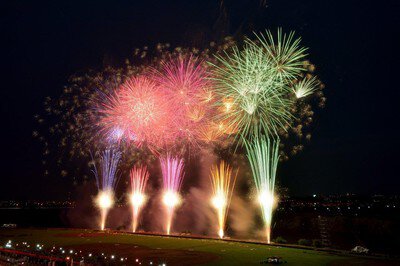 色とりどりの花火が次々に打ち上がる鮮やかな光景