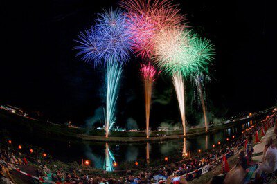 カラフルな大輪が夜空に咲く