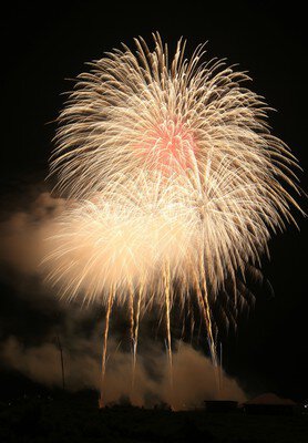 黄金色の尺玉が夏の夜を鮮やかに照らす