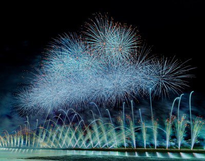 夜空に大輪を咲かせる清涼感あふれる青い花火