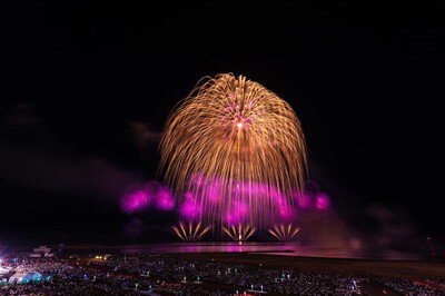 夜空を染める豪華な尺玉と観客のにぎわい