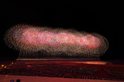 幅1500メートルに広がる尺玉100発一斉打上の迫力