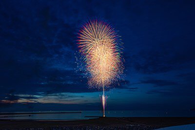 日本海の夜を照らす美しい花火