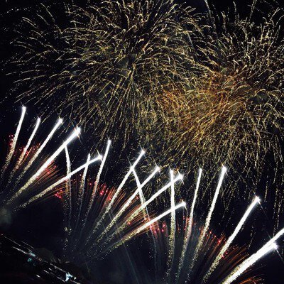 光のラインが美しい多重打ち上げ花火