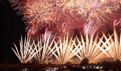 夜空を黄金色に染める大迫力の連続花火