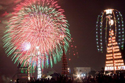 緑と赤の花火が夜空に咲く幻想のひととき