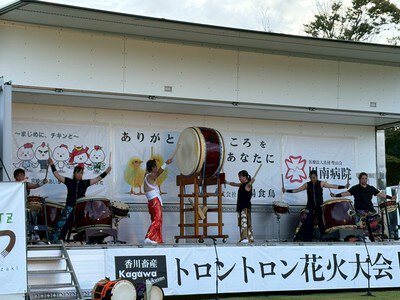 花火打ち上げ前のステージでは迫力ある和太鼓演奏など多彩なパフォーマンスが披露される