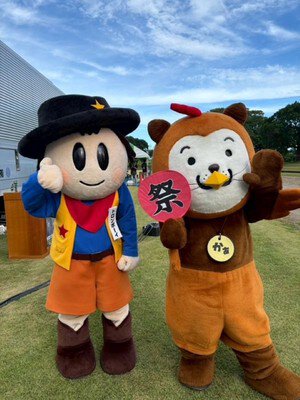 地元のゆるキャラたちも参加し、子どもから大人まで楽しめる祭りの雰囲気をにぎやかに演出