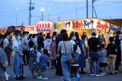 縁日会場には多くの屋台が出店され、お祭りグルメが楽しめる