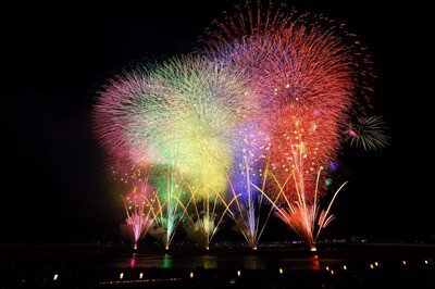 夜空と水面を彩るカラフルな大輪の競演