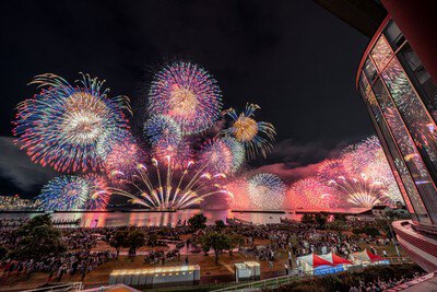 会場を包み込む青と赤の迫力ある花火