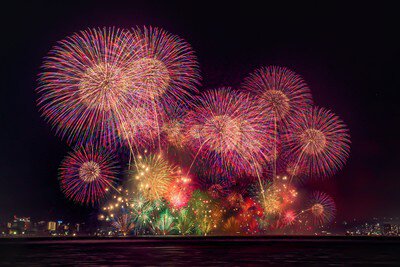 紅色に染まる大輪が夜空を豪華に彩る