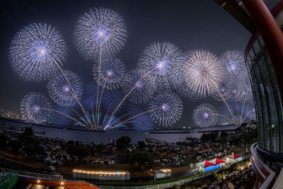 青く澄んだ光が幻想的に広がる夜景