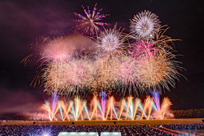 多彩な色彩が夜空に咲く瞬間