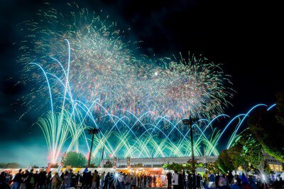 観客の頭上を彩る圧巻の花火演出