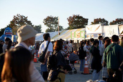 屋台が並ぶ会場内も大にぎわい