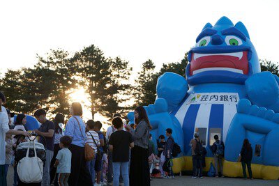 巨大バルーンと夕暮れの家族連れ