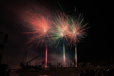 夜空を彩る色鮮やかな打上花火