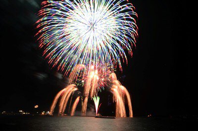 大輪の花が夜空と海に咲く瞬間