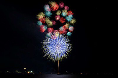 色とりどりの花火が立体的に輝く