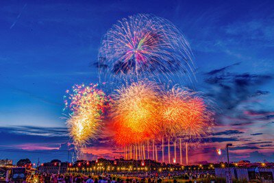 夕暮れの青空に花開く色鮮やかな大輪