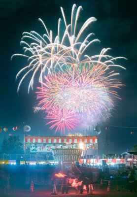 櫓と花火が生み出す幻想的な光景