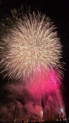 迫力満点の連発花火が夜空を彩る