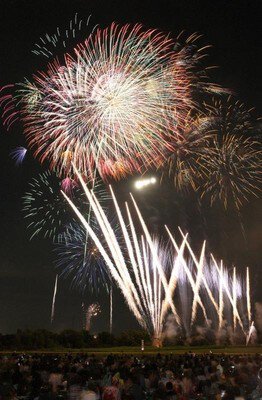 夜空を彩る華やかな花火の競演