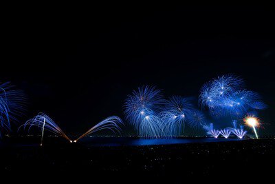 ブルーの花火が夜空に舞う壮麗な景色