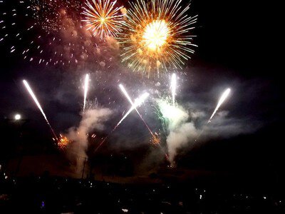観客の歓声に包まれるライブ感あふれる夜