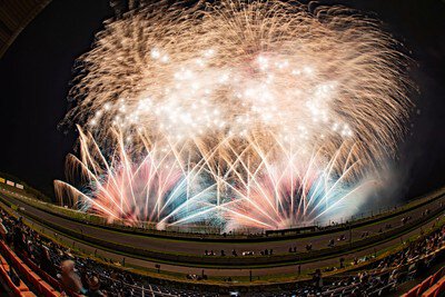 夜空を埋め尽くす色鮮やかな花火のフィナーレ