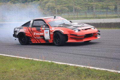白煙を上げて疾走するドリフトマシン