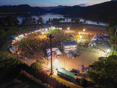 美浜町総合運動公園でライブ音楽とともに楽しめる
